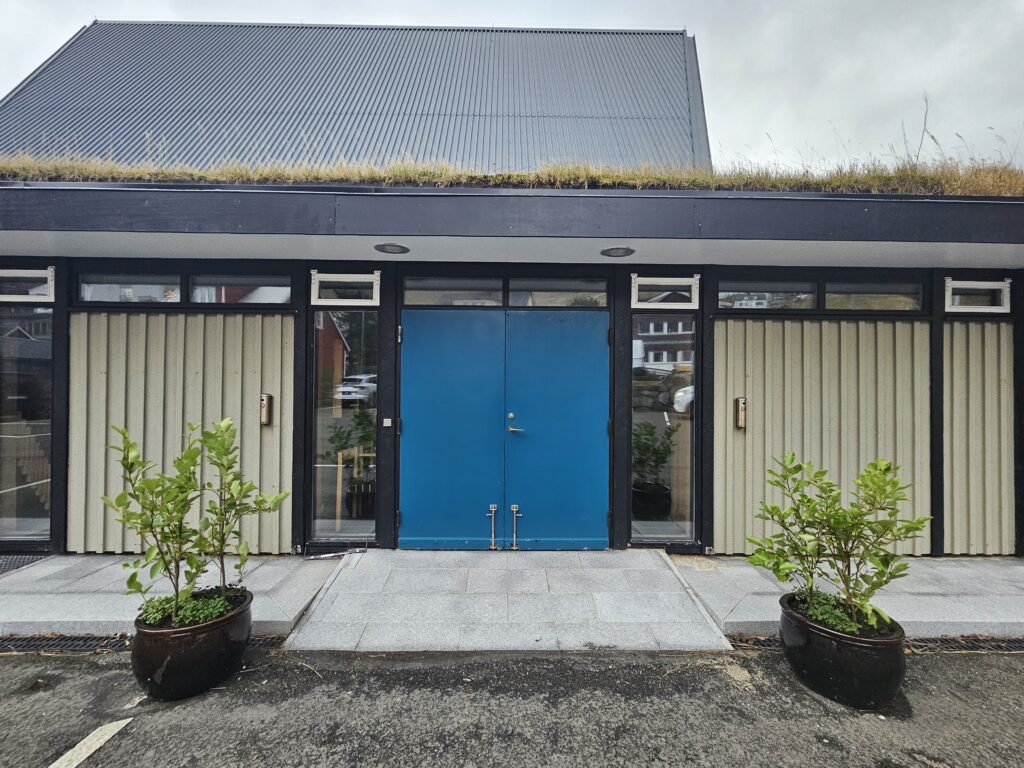 Uppgávan var at betra um atkomuna til kirkjuna.
Samstundis er lagdur varmi í rampuna inn í kirkjuna, soleiðis at frostið ikki skal verða ein forðing heldur.